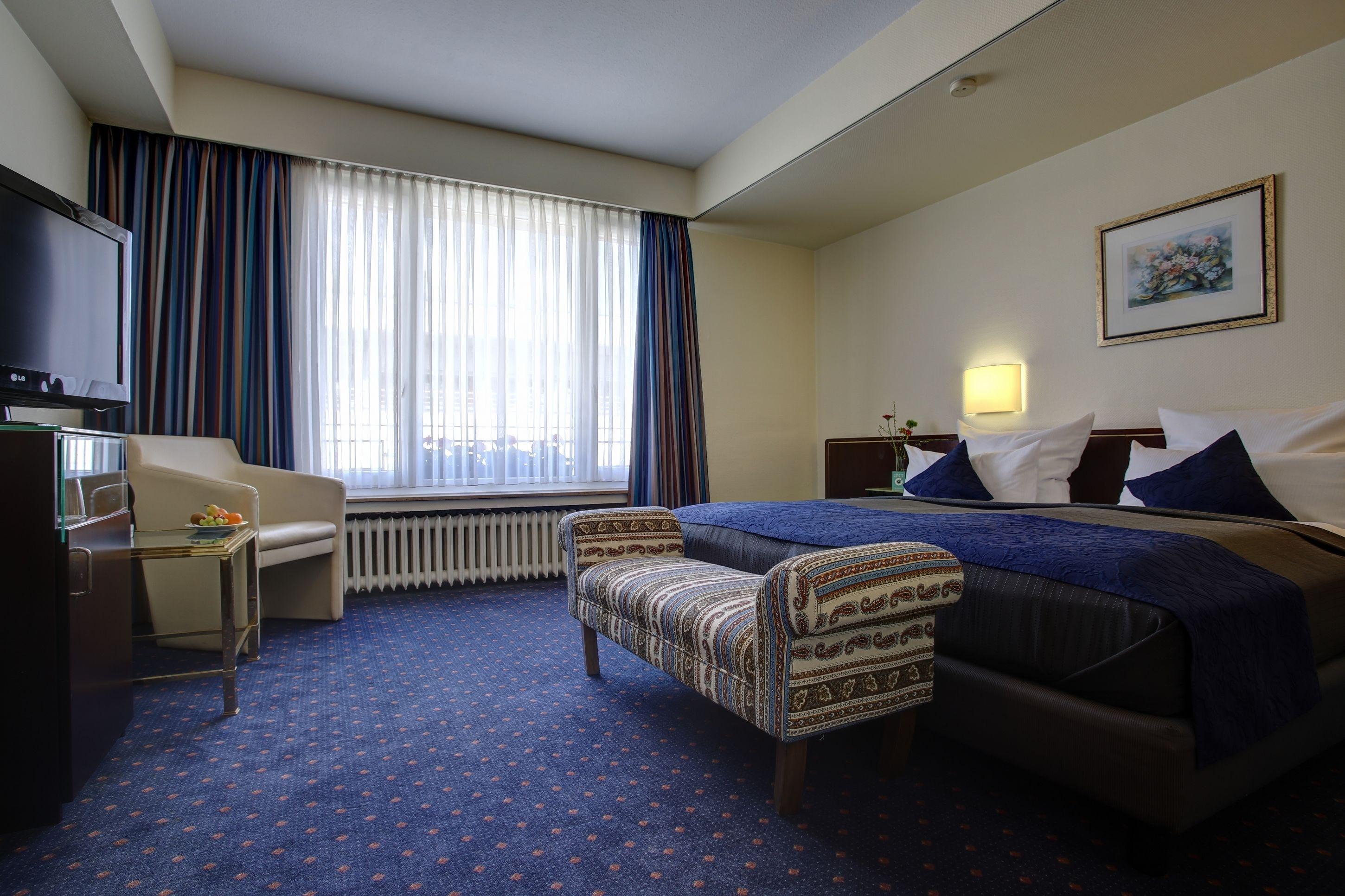 Trip Uebachs Dusseldorf