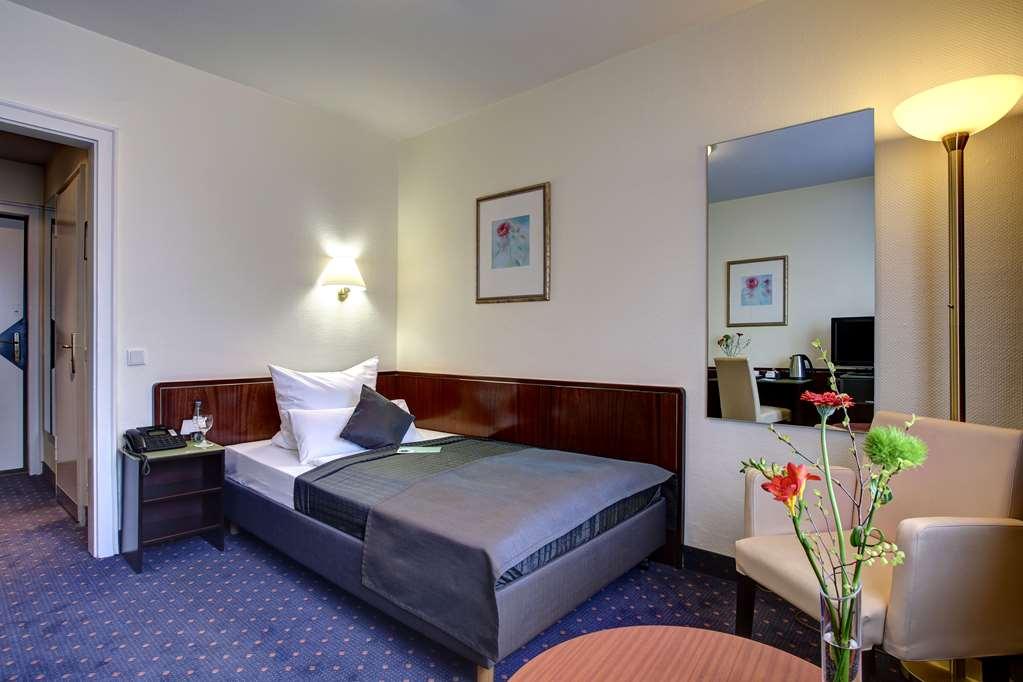 Trip Uebachs Dusseldorf